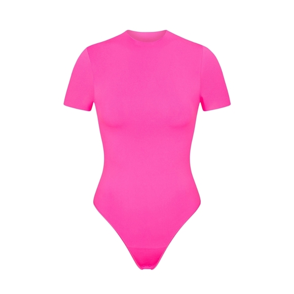 NWT SKIMS ESSENTIAL T-SHIRT BODYSUIT IN COLOR PINK HIGHLIGHTER SIZE XXS/XS - Picture 1 of 5